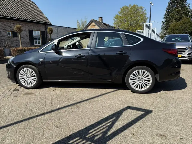 Opel Astra 1.4 TURBO DESIGN EDITION 2013 Benzine 4
