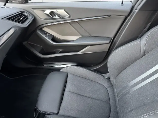 BMW 1 Serie 118i Executive Edition M 2020 Benzine 30