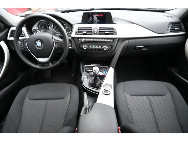 BMW 3 Serie 316i Business 2015 Benzine 4