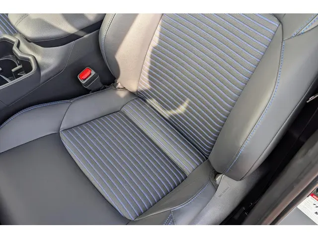 Toyota RAV4 AWD Bi-tone 2025 Hybride Benzine 18