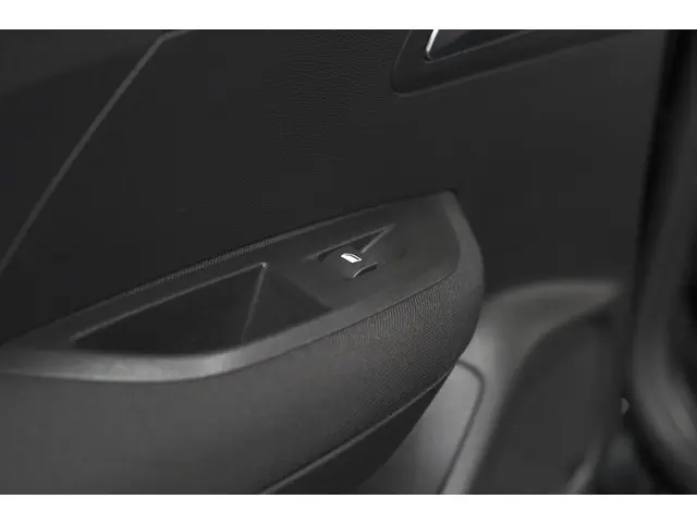 Peugeot 2008 PureTech 130 EAT8 Active 2021 Benzine 23