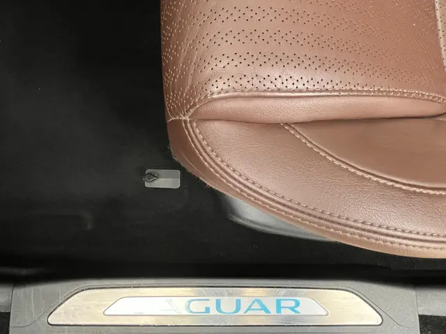 Jaguar XE 2.0 Portfolio 2015 Benzine 22