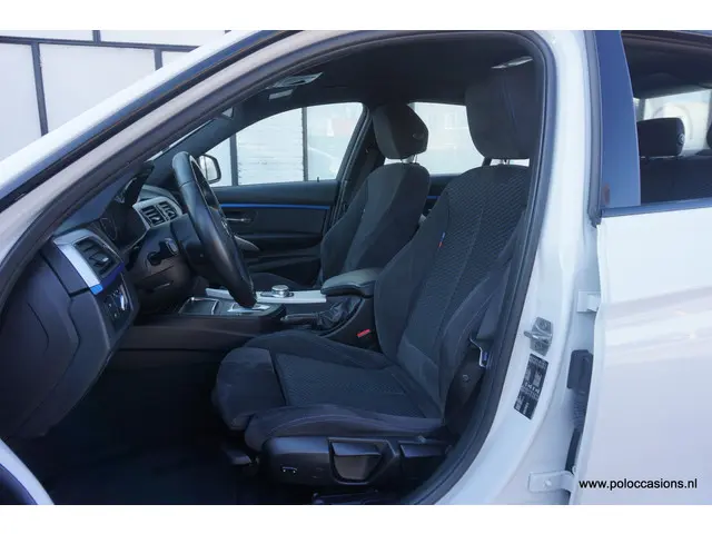 BMW 3 Serie 320i 2017 Benzine 4