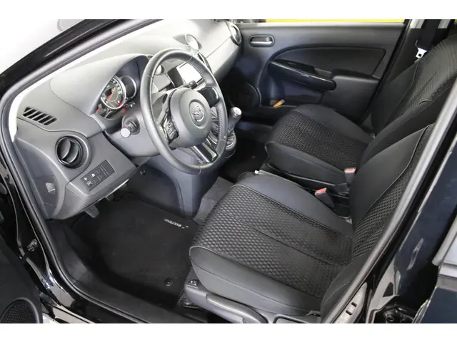 Mazda 2 1.3 Silver Edition 2015 Benzine 13