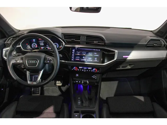 Audi Q3 35 TFSI S edition PANO | Sfeer 2023 Benzine 11