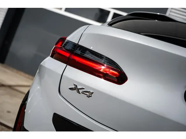 BMW X4 xDrive20i High Executive 2022 Benzine 25