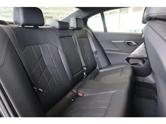 BMW i5 eDrive40 2025 Elektrisch 9