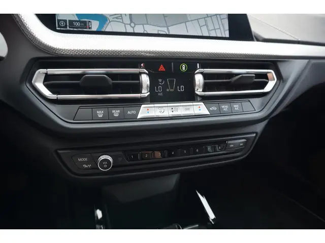 BMW 1 Serie 118i Business Edition 2021 Benzine 26