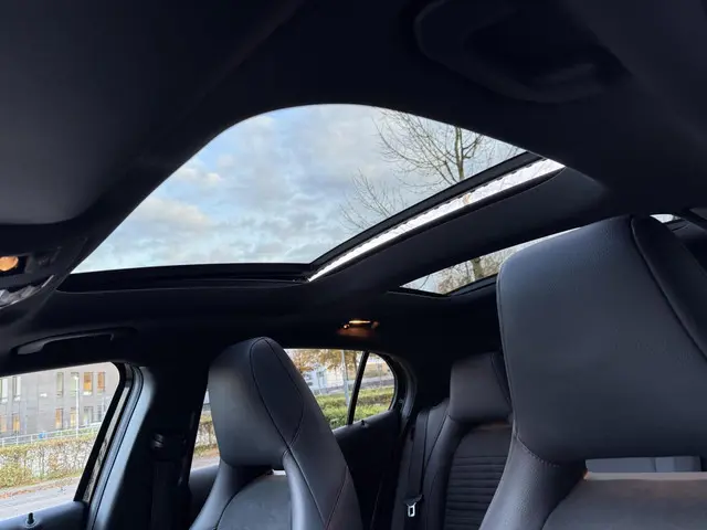 Mercedes-Benz GLA 200 Prestige PANORAMADAK 2016 Benzine 6