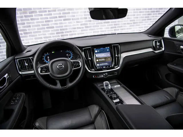 Volvo V60 2.0 B4 Plus Dark 2023 Benzine 12