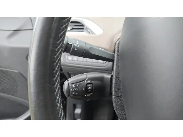 Peugeot 2008 1.2 VTi Allure Pack Premium Plus 2014 Benzine 22