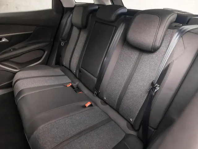 Peugeot 3008 1.2 PureTech Sport 2020 Benzine 12