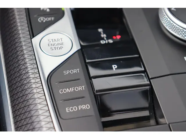 BMW 3 Serie Touring 318i 2024 Benzine 31