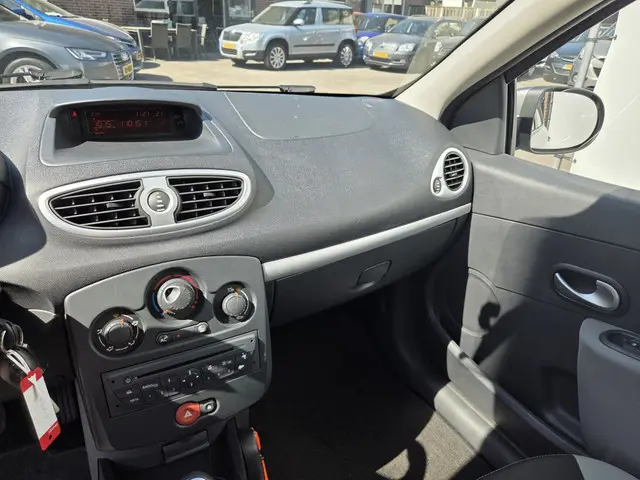 Renault Clio 1.2 Authentique 2012 Benzine 4