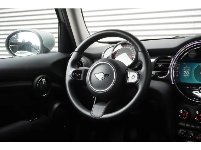 MINI 5-Deurs One 2022 Benzine 18