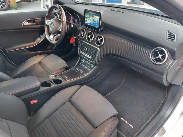 Mercedes-Benz A-Klasse 180 Ambition AMG 2016 Benzine 23