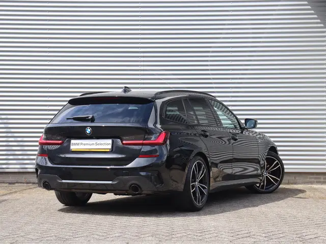 BMW 3 Serie Touring 320i 2022 Benzine 2