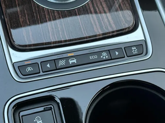 Jaguar XE 2.0 Portfolio 2015 Benzine 5