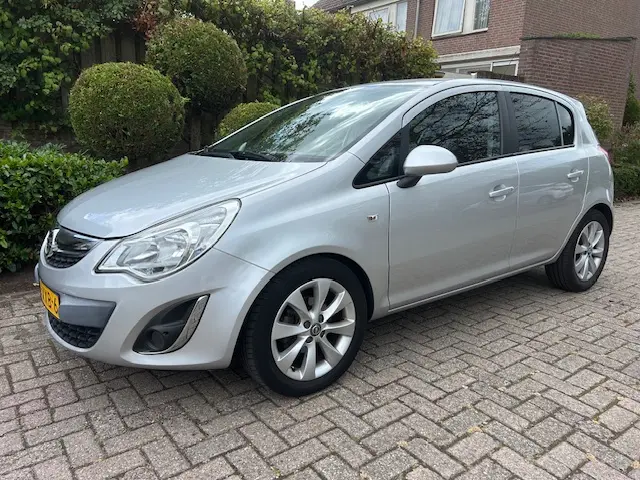 Opel Corsa 1.4-16V Anniversary Edition 2012 Benzine 2