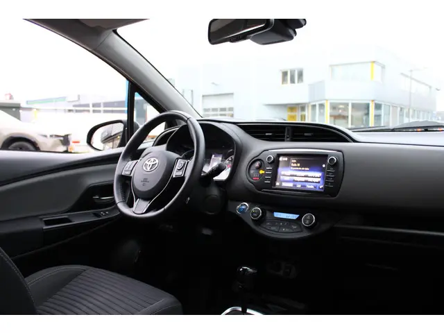 Toyota Yaris 1.5 Hybrid Dynamic 2018 Hybride Benzine 13