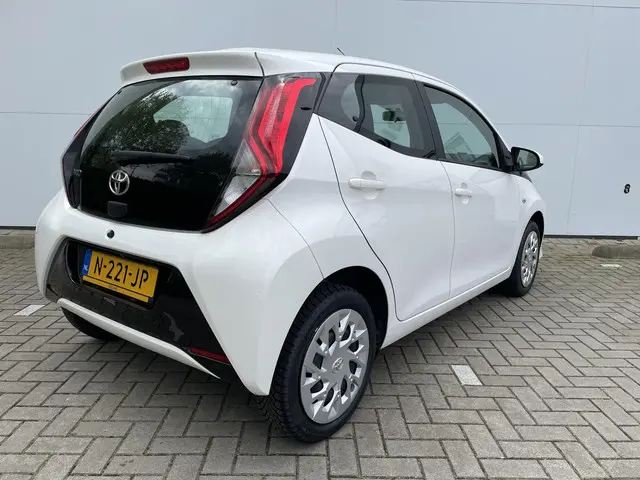 Toyota Aygo 1.0 VVT-i x-play 2021 Benzine 14