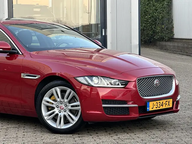 Jaguar XE 2.0 Portfolio 2015 Benzine 26