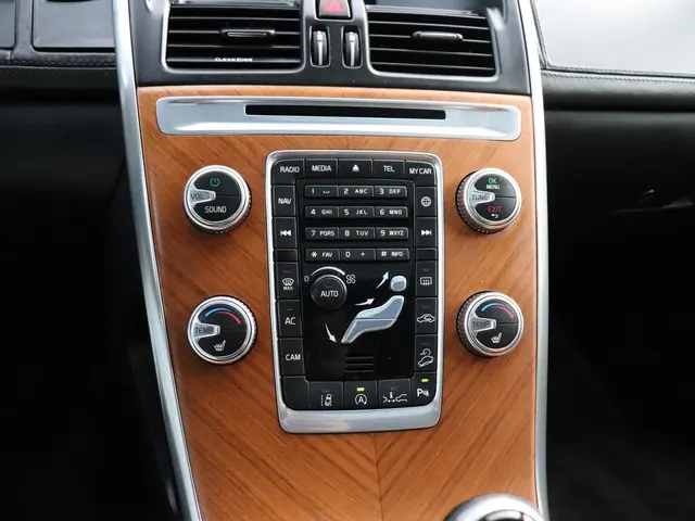 Volvo XC60 2.0 T5 R-Design 2017 Benzine 24