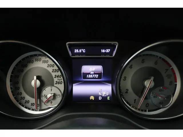 Mercedes-Benz GLA 180 Ambition Automaat 2015 Benzine 4