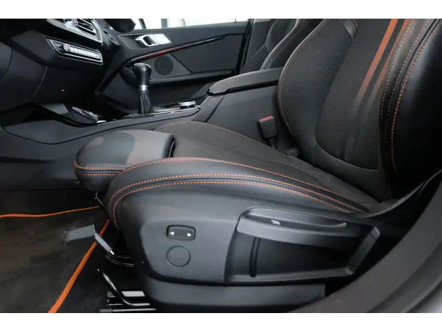 BMW 1 Serie 118i Executive Edition 2020 Benzine 26