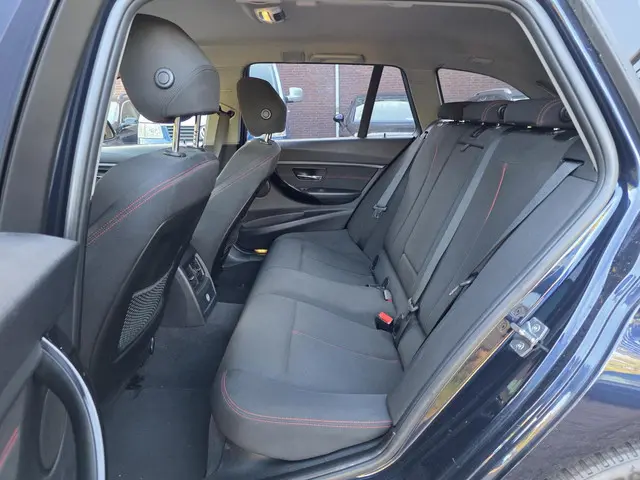 BMW 3 Serie Touring 316i Executive Sport 2013 Benzine 17