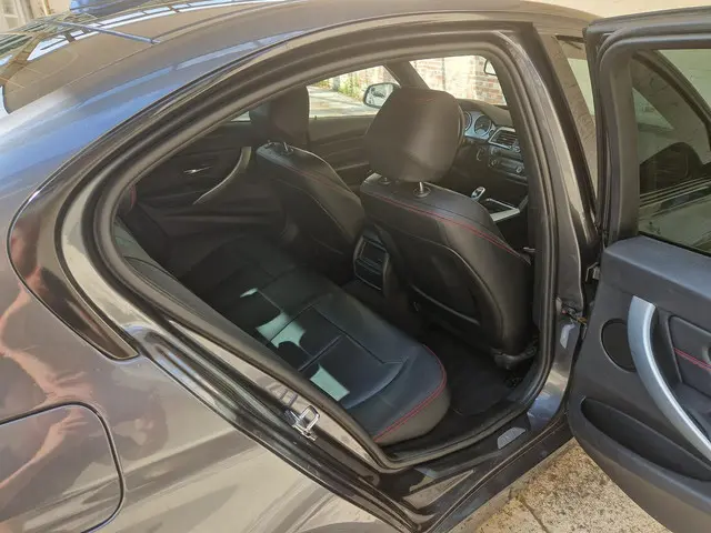 BMW 3 Serie 328i Executive 2012 Benzine 18