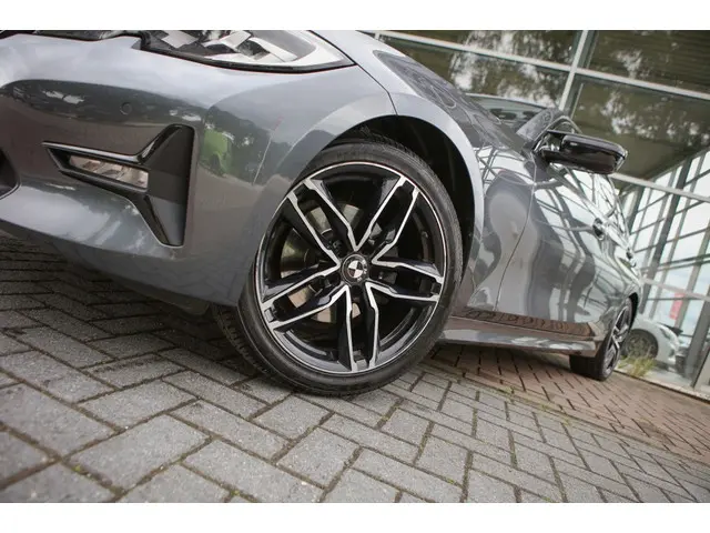 BMW 3 Serie 320i High Executive 2019 Benzine 29