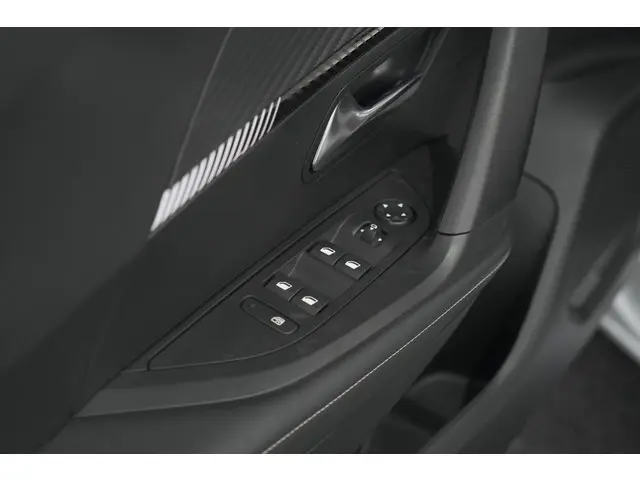 Peugeot 2008 PureTech 130 EAT8 Allure 2024 Benzine 24