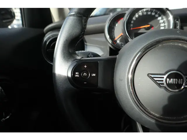 MINI 5-Deurs One Essential 2021 Benzine 8