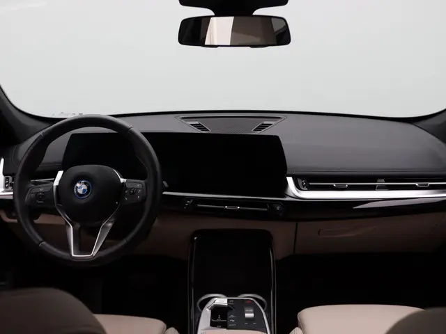 BMW X1 xDrive25e 2024 Hybride Benzine 6