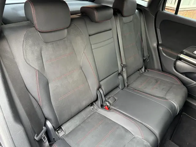 Mercedes-Benz GLA 200 Business Solution AMG 2020 Benzine 24