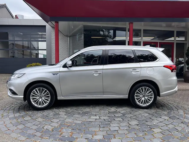 Mitsubishi Outlander 2