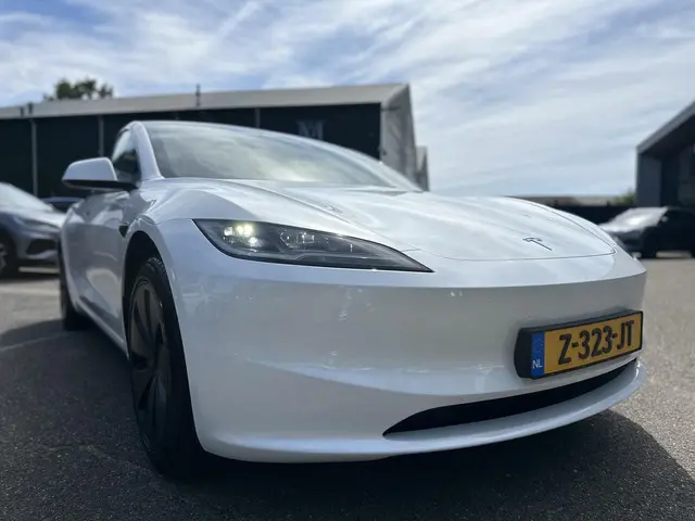 Tesla Model 3 RWD 60 kWh 2024 Elektrisch 11
