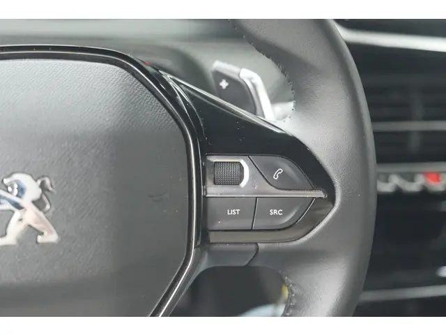 Peugeot 2008 PureTech 130 EAT8 Allure 2023 Benzine 38