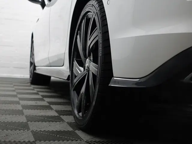 Volkswagen Golf 1.5 eTSI R Line Aut- 2020 Hybride Benzine 33