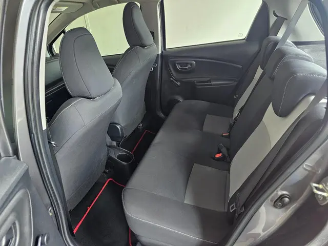 Toyota Yaris 1.5 Hybrid Design Red 2017 Hybride Benzine 12
