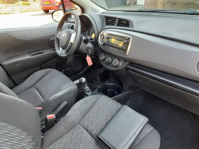 Toyota Yaris 1.3 VVT-i Now 2013 Benzine 11