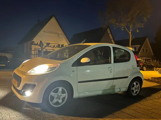 Peugeot 107 1.0 EXCLUSIVE NL-AUTO-NAP 2012 Benzine 59
