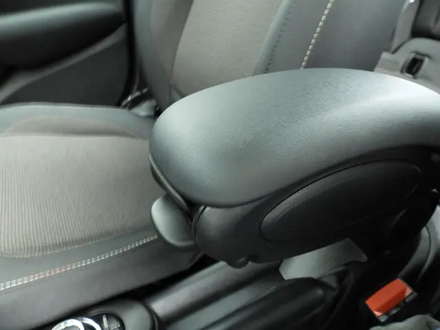 MINI 5-Deurs Cooper 2023 Benzine 24