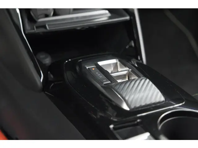 Peugeot 208 Hybrid 136 e-DCS6 GT 2024 Hybride Benzine 45