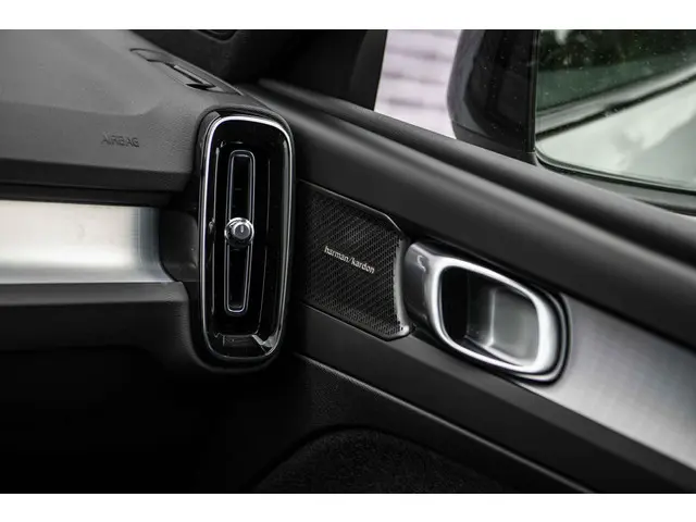 Volvo XC40 2.0 B4 Plus Black Edition 2025 Benzine 18