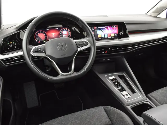 Volkswagen Golf 1.0 eTSI 110pk DSG Life 2024 Benzine 28