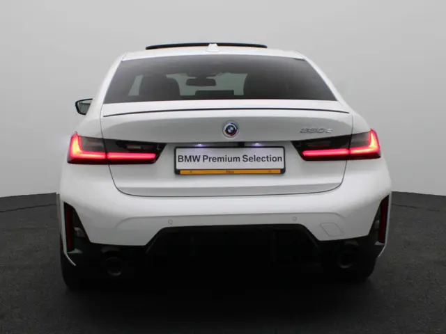 BMW 3 Serie Sedan 330e 2023 Hybride Benzine 5