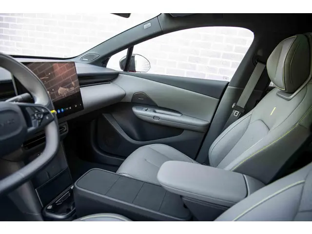 Lynk & Co 02 More 66 kWh 2026 Elektrisch 35