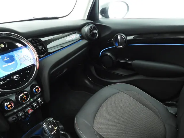 MINI 5-Deurs Cooper 2023 Benzine 35